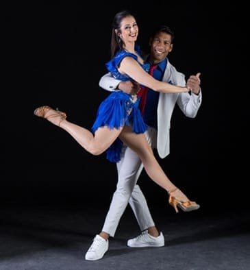 Pessoa com costas, com o cabelo indo de um roxo para um ruivo claro