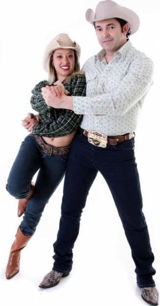 Pessoa com costas, com o cabelo indo de um roxo para um ruivo claro