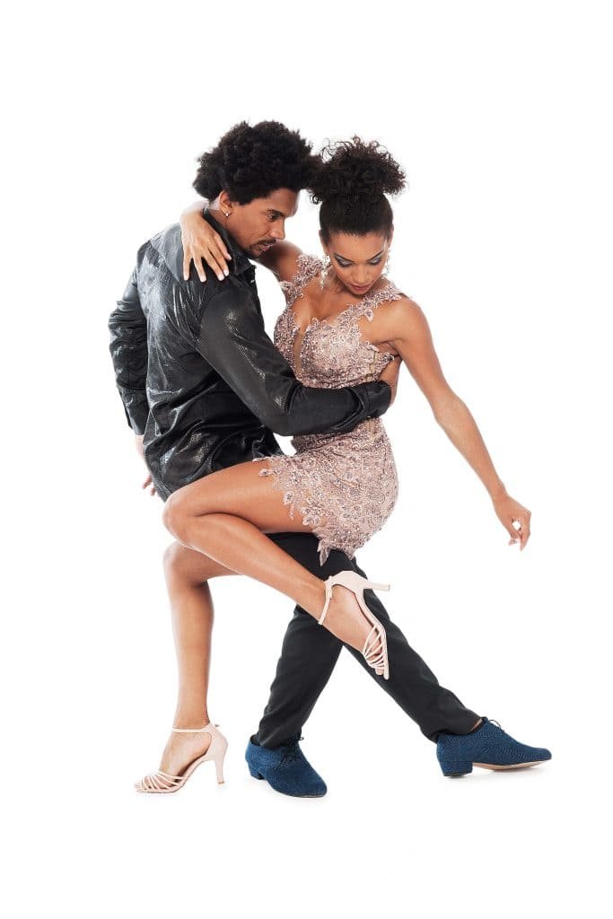 Pessoa com costas, com o cabelo indo de um roxo para um ruivo claro